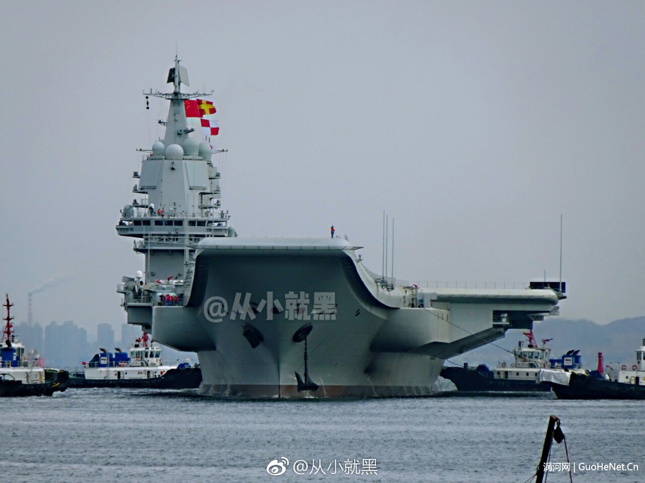 中國首艘國產航母今啟第三次海試 保障船隨同出海