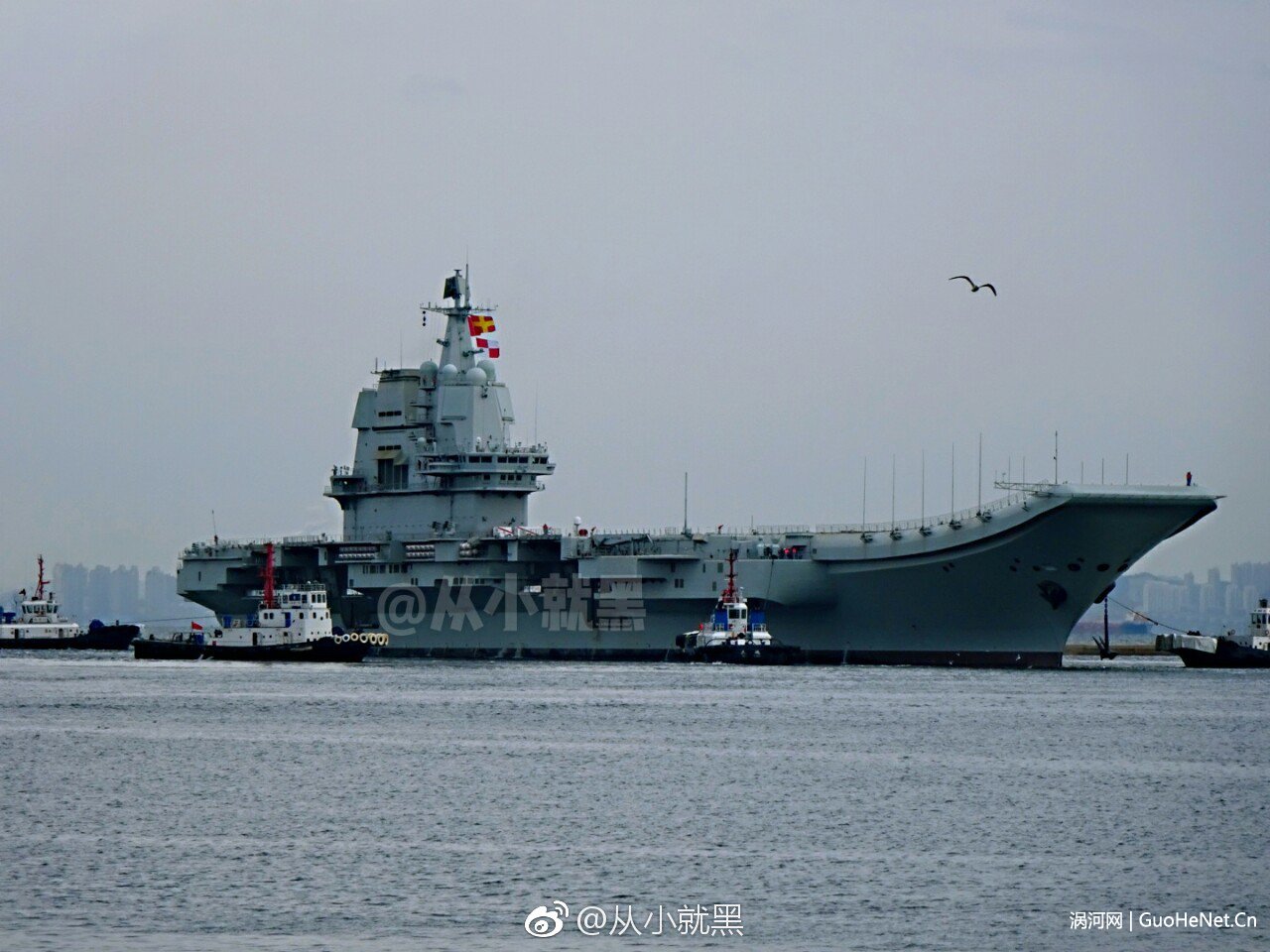 中國首艘國產航母今啟第三次海試 保障船隨同出海
