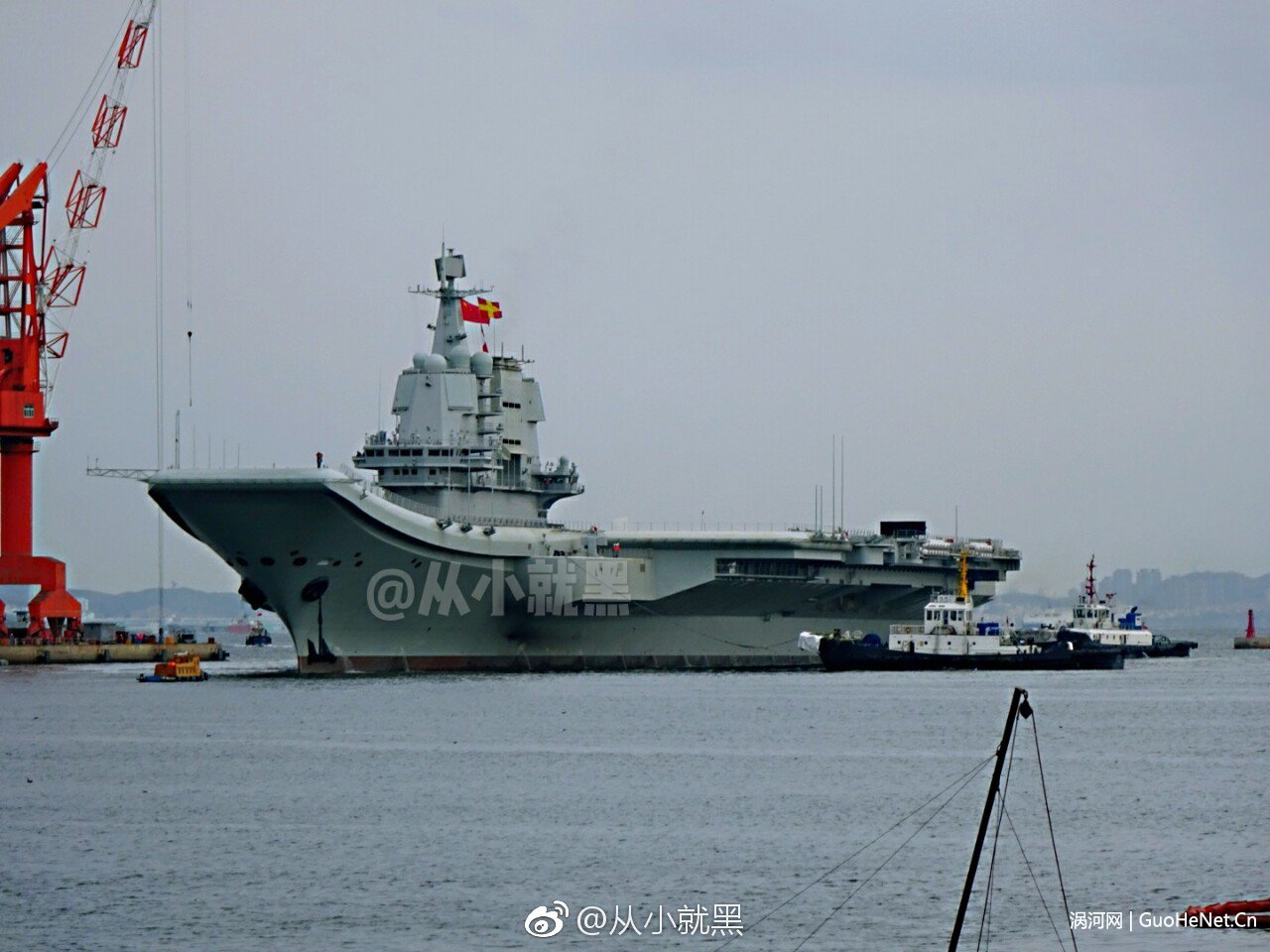 中國首艘國產航母今啟第三次海試 保障船隨同出海