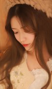 長發(fā)美女溫婉動人居家寫真圖片