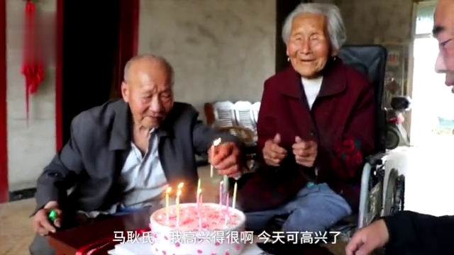 陪你變老！78歲兒給110歲媽過母親節(jié) 請(qǐng)她喝酒吃肉
