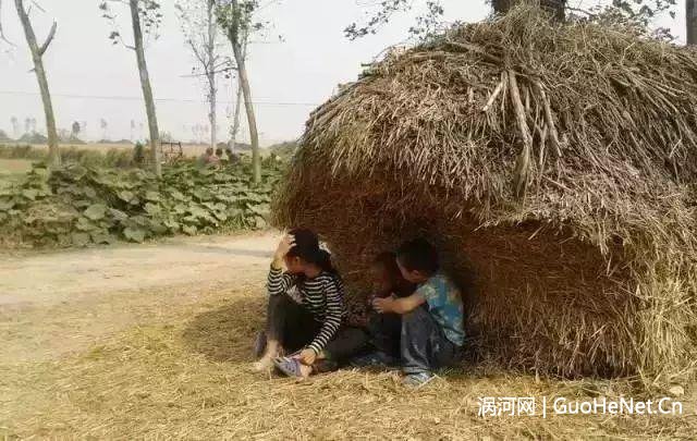  麥秸垛，青麥芽，大石磙，雨后初晴的鄉(xiāng)村景象，像一幅寧靜溫馨的畫。  冬日里，躺在麥秸垛上曬太陽、打盹，整個人暖洋洋懶洋洋，時光緩慢又悠長…… 好的麥秸垛，必須是有角有楞，規(guī)規(guī)矩矩，一看就很漂亮。  曾經(jīng)的麥秸垛，散落在村子的麥場上，煞是漂亮。那是鄉(xiāng)村的一道風(fēng)景線，也是我們記憶中最美的風(fēng)景。  